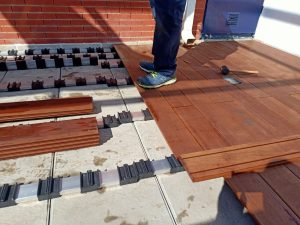 sistema clic rastreles de madera en terraza exterior