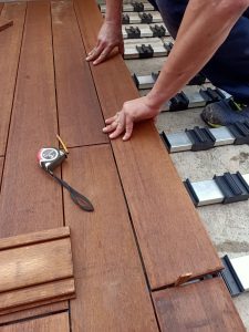 sistema clic rastreles de madera en terraza exterior