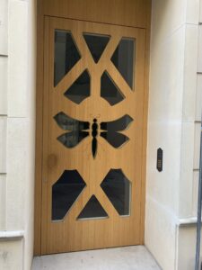 Puerta de entrada al edificio en tablero de bambú del tipo Vertical Caramel